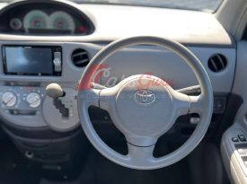 Toyota Sienta 2003